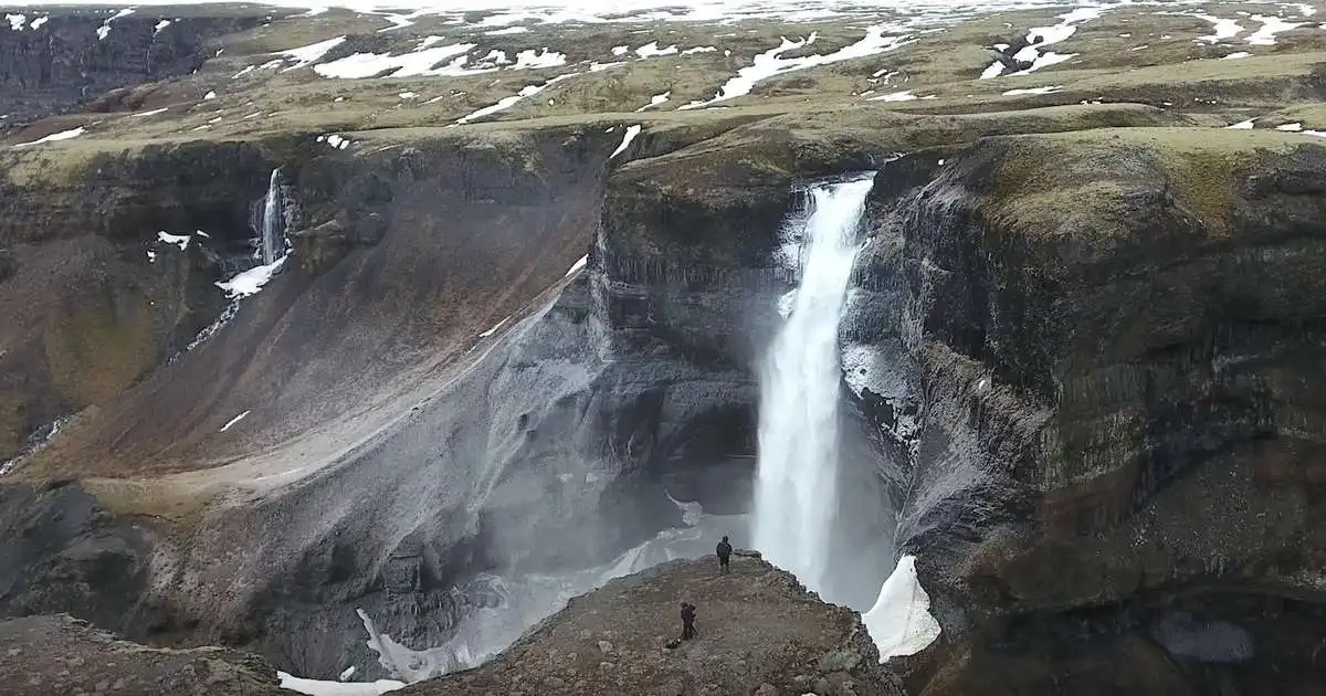 Bíða með leit að ferðamanni