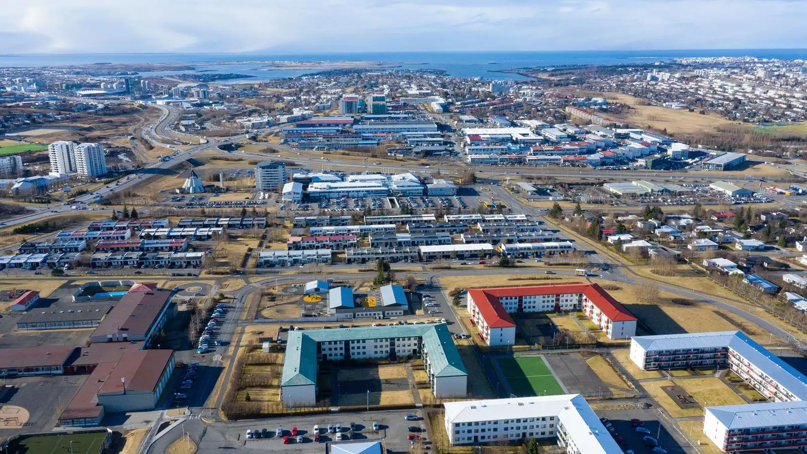 Bif­reið fjar­lægð með krana eftir að eldur kviknaði - Vísir