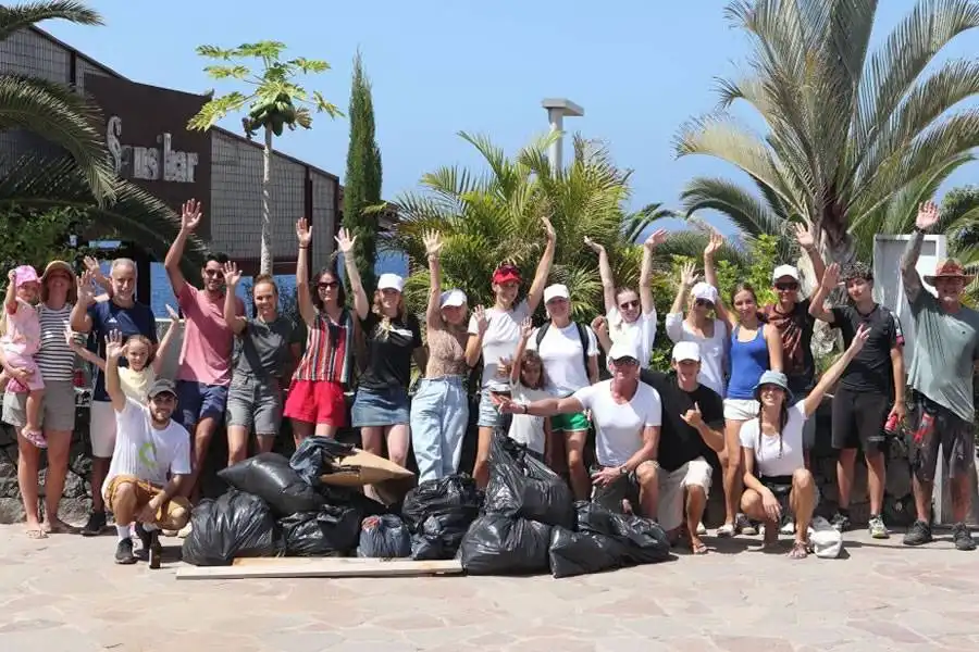 Big Hearts and Heavy Lifting as volunteers clean up beach in Callao Salvaje