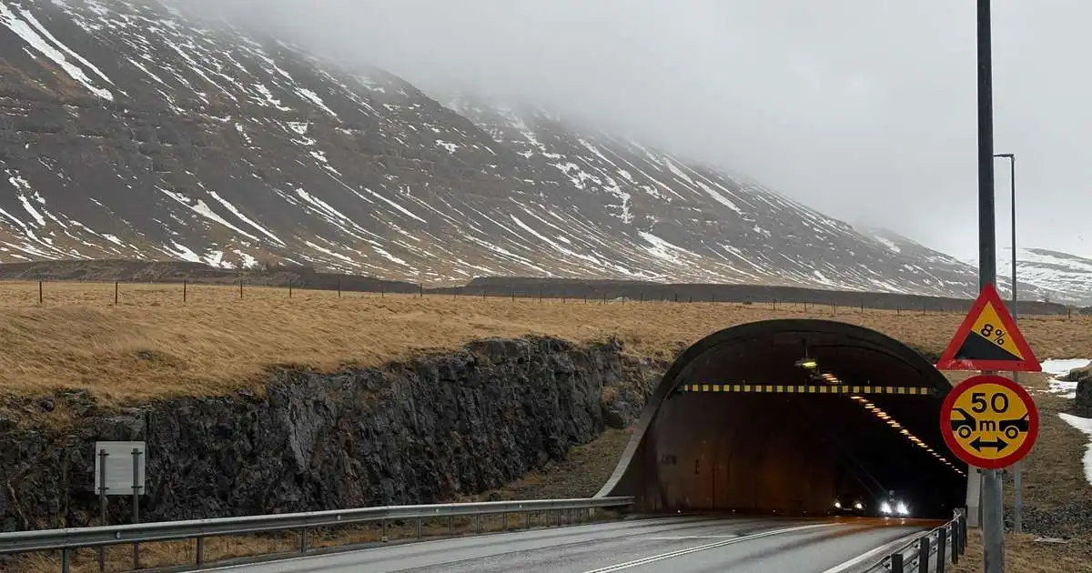 Bilaður bíll í Hvalfjarðargöngum