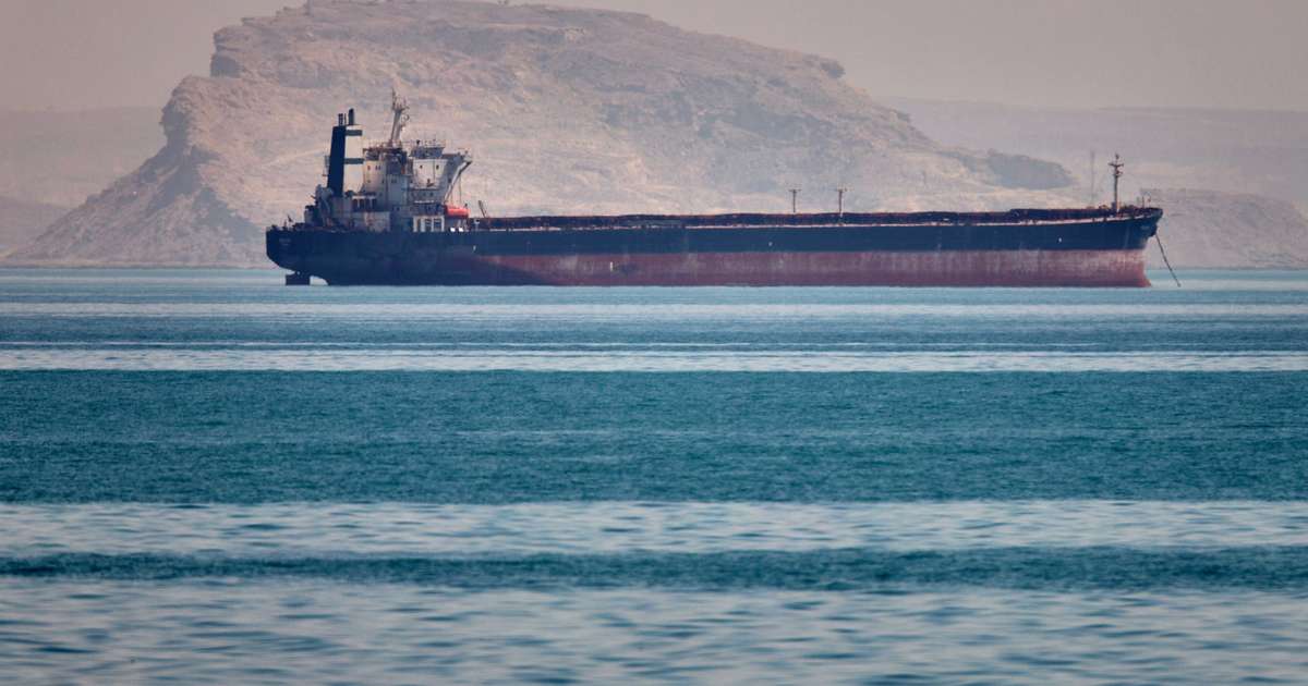 Bílaflutningaskip Maersk sigldi í herskipafylgd gegnum Hormússund