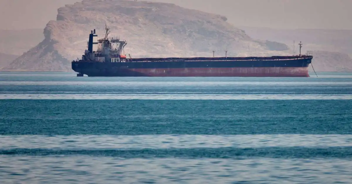 Bílaflutningaskip Maersk sigldi í herskipafylgd gegnum Hormússund