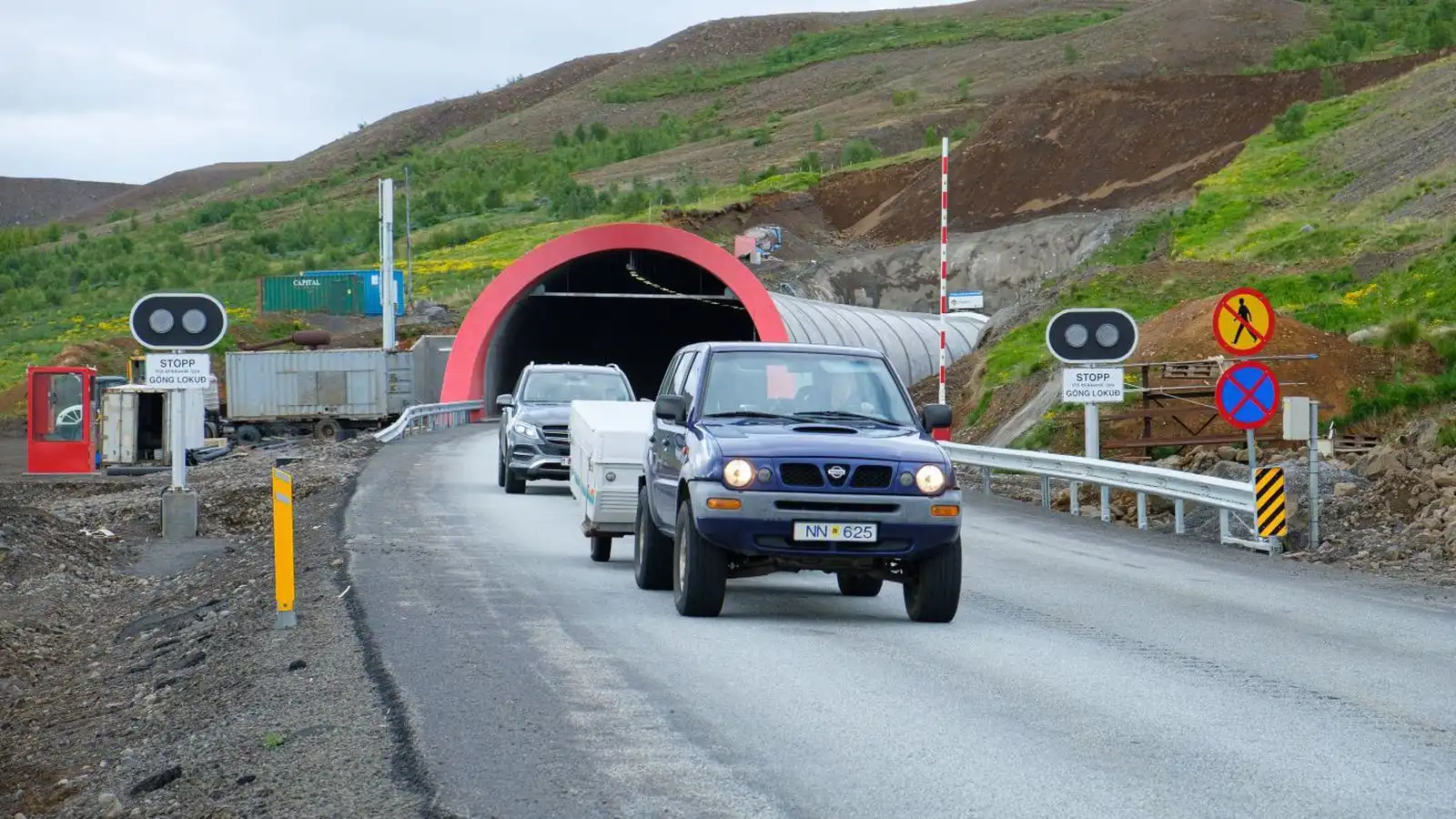 Bíll og mótor­hjól skullu saman við Vaðlaheiðargöng - Vísir