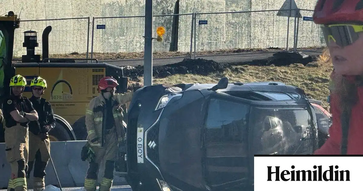 Bíll valt á Hringbraut