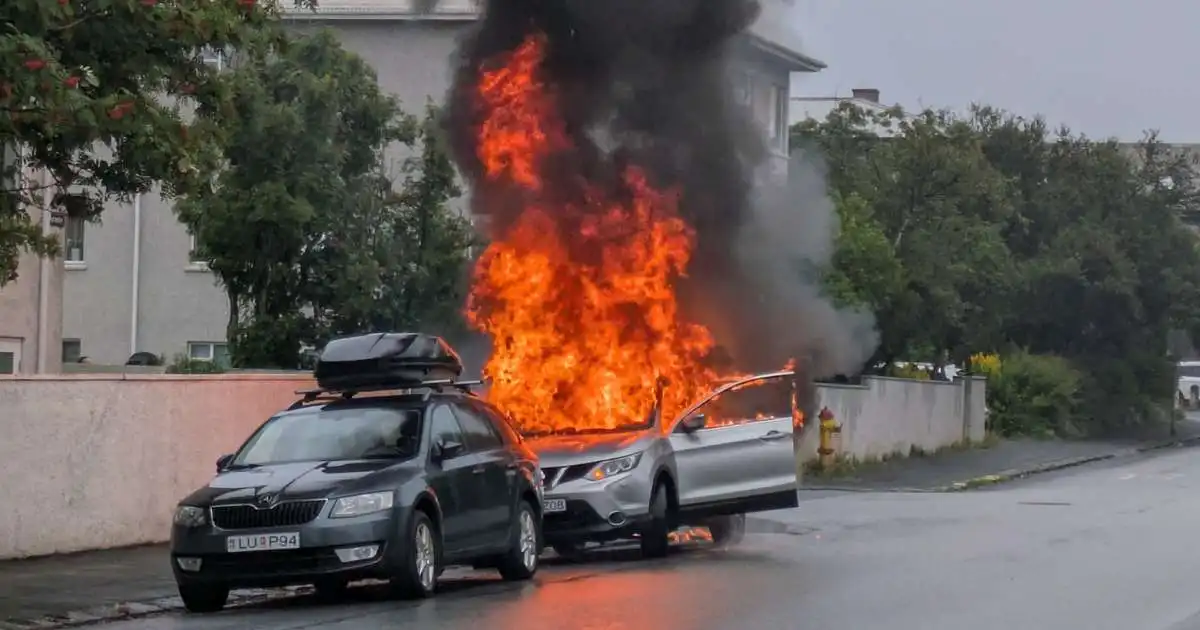 Bíll varð alelda