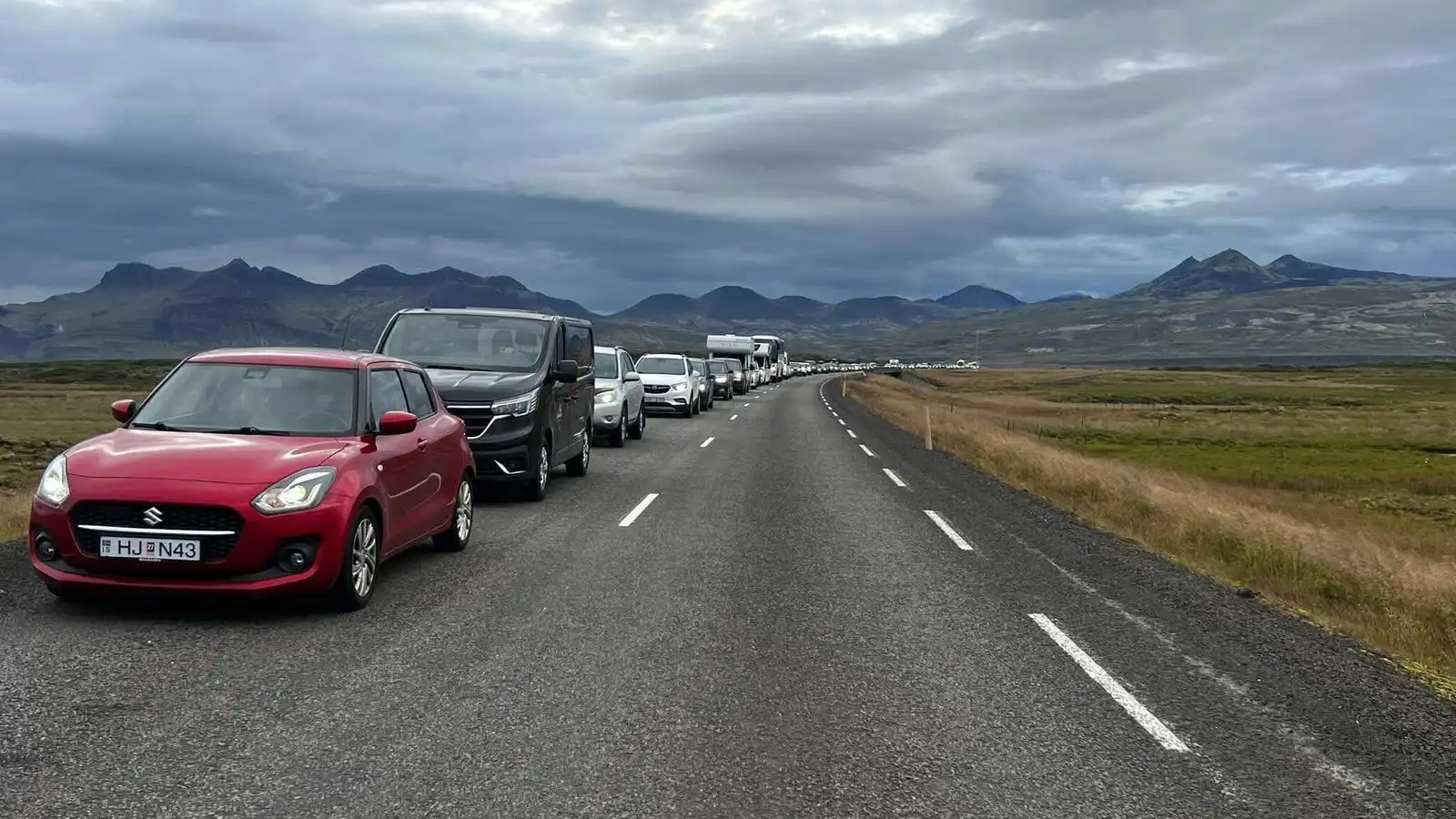 Bíll við bíl á Snæfellsvegi - Vísir