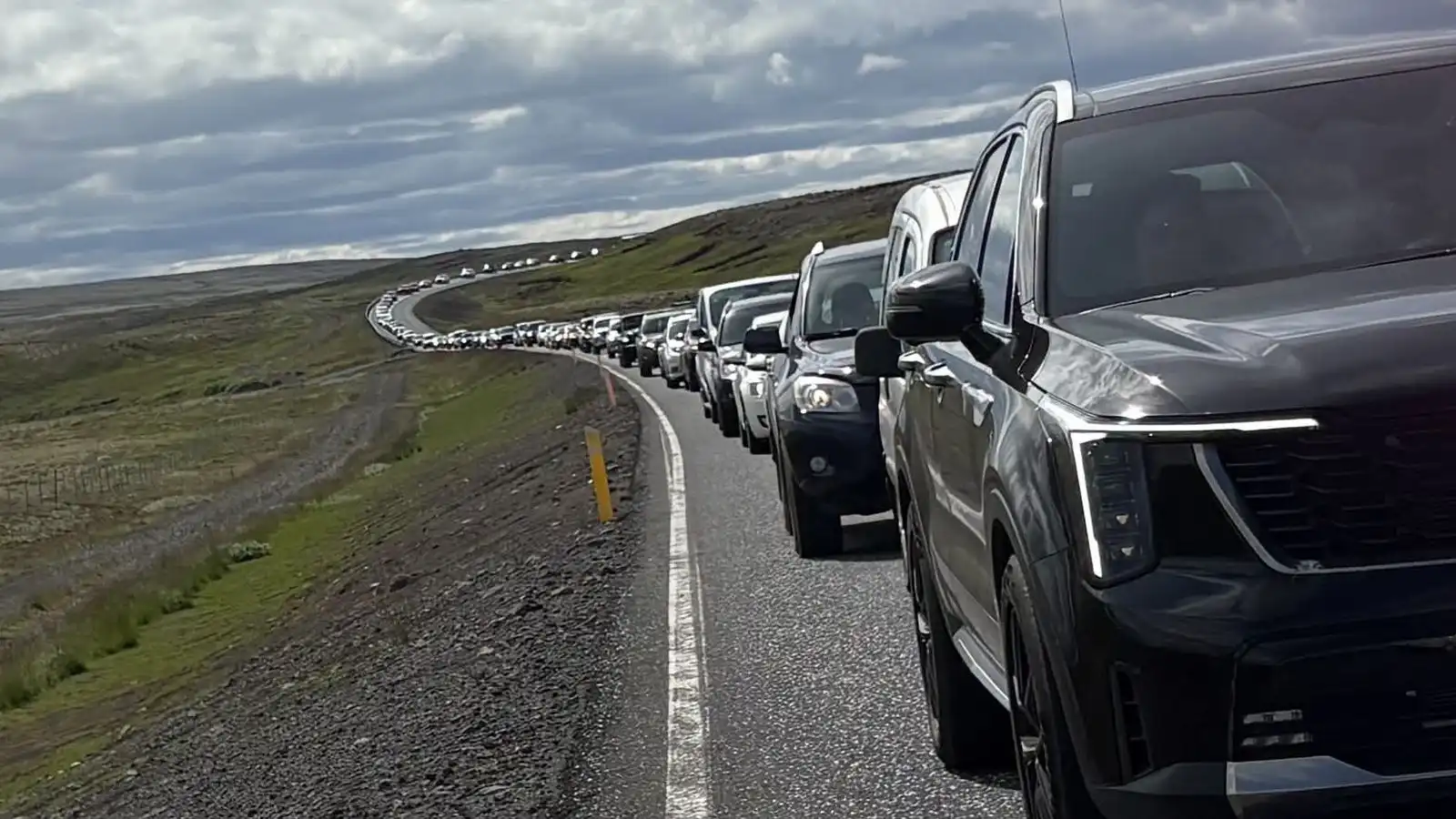 Bíll við bíl að Þing­völlum og um­ferð hreyfist hægt - Vísir