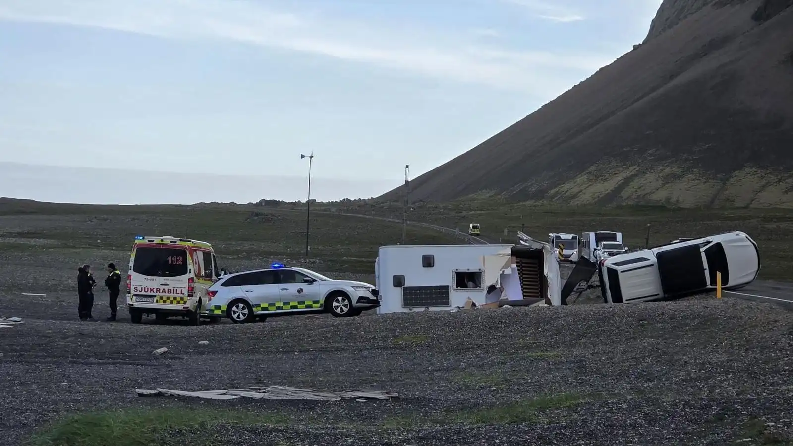 Bílvelta austan við Hval­nes - Vísir