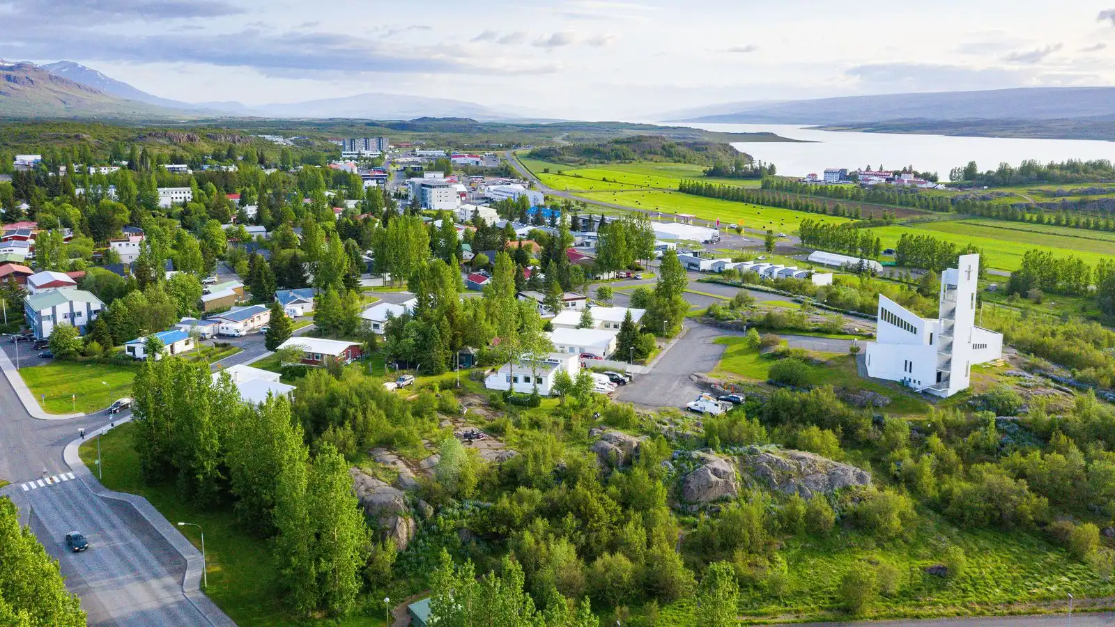 Bjart austan­til en skýjað og svalt við vestur­ströndina - Vísir