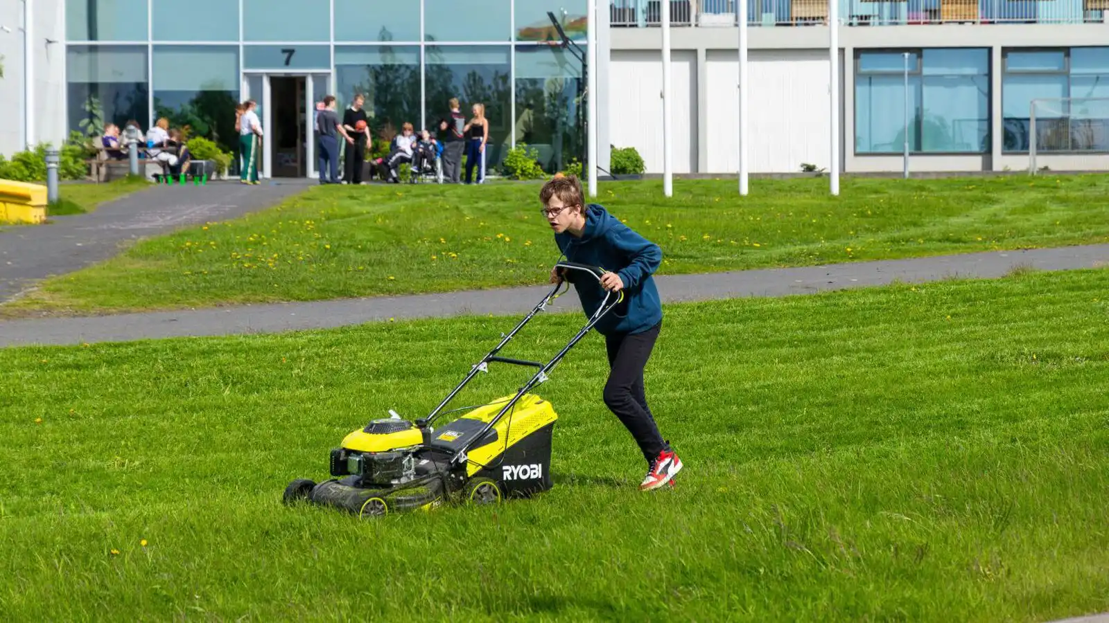 Bjart og þurrt þegar þjóðin gengur að kjör­borðinu - Vísir