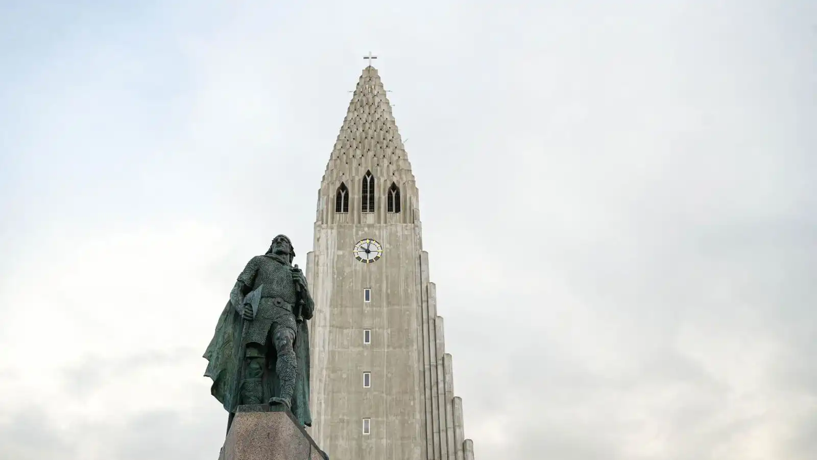 Bjart­viðri suð­vestan­lands en líkur á skúrum - Vísir