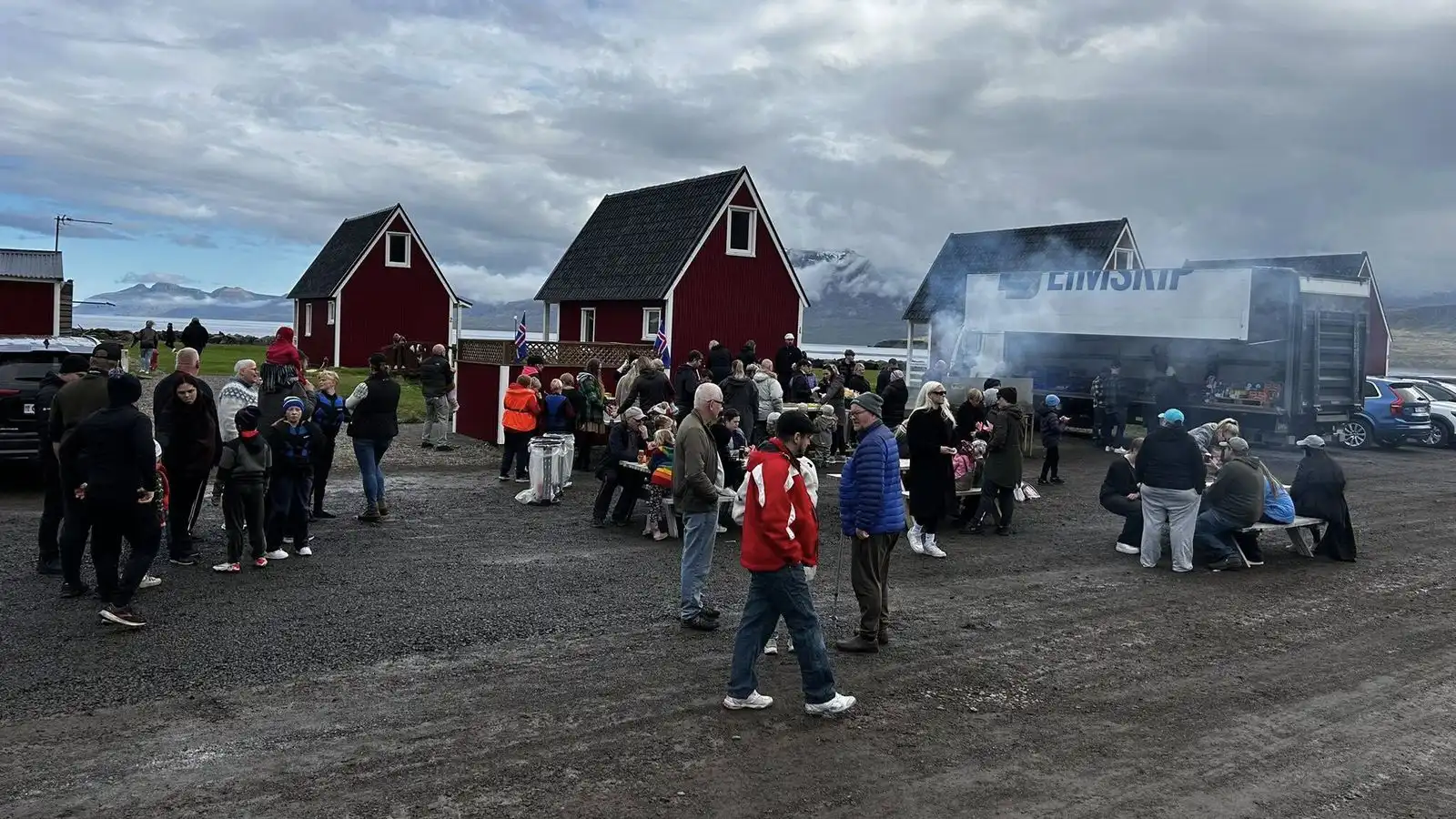 Bjóða bæjar­búum á bakgarðstónleika - Vísir