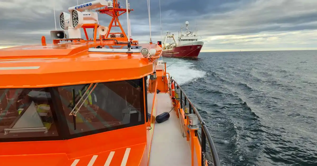 Björgunarskip dró skútu til hafnar á Siglufirði