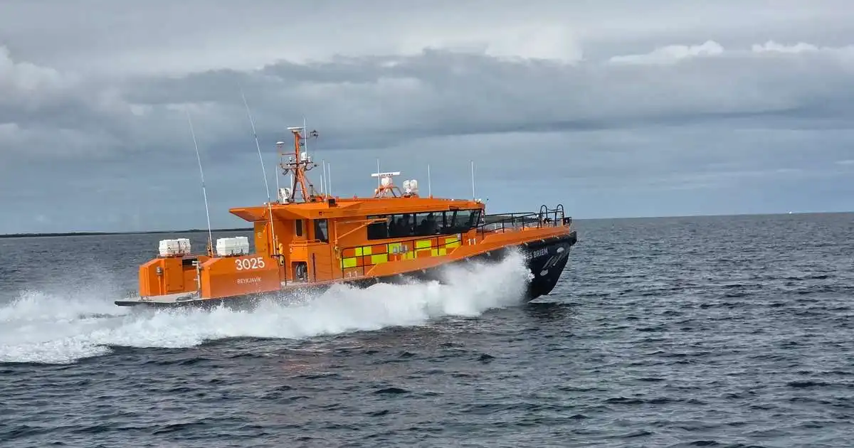 Björgunarskip til aðstoðar aflvana fiskibáti