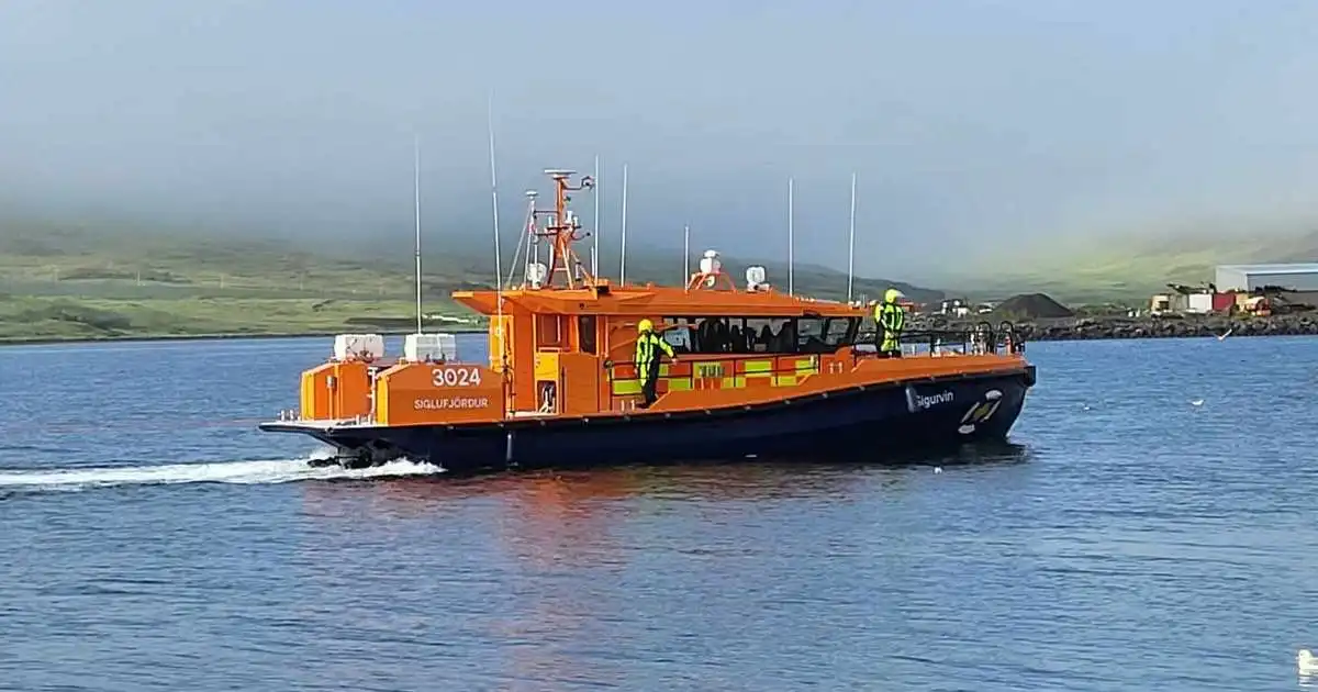 Björgunarskipið Sigurvin dregur fiskibát í land