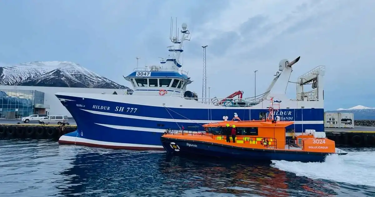 Björgunarskipið Sigurvin dró aflvana fiskiskip til lands
