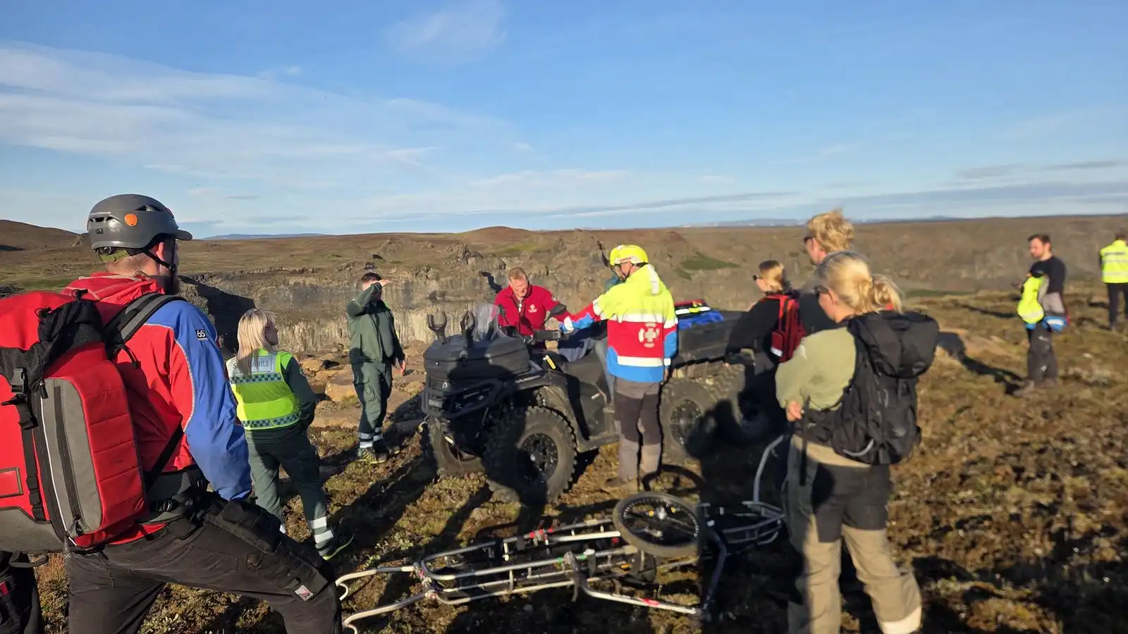 Björgunar­sveitir sinntu tveimur slösuðum ferða­mönnum - Vísir