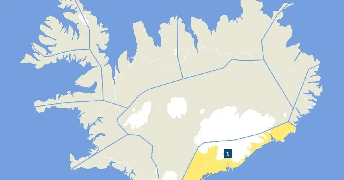 Blæs suðaustan til og rignir fyrir austan