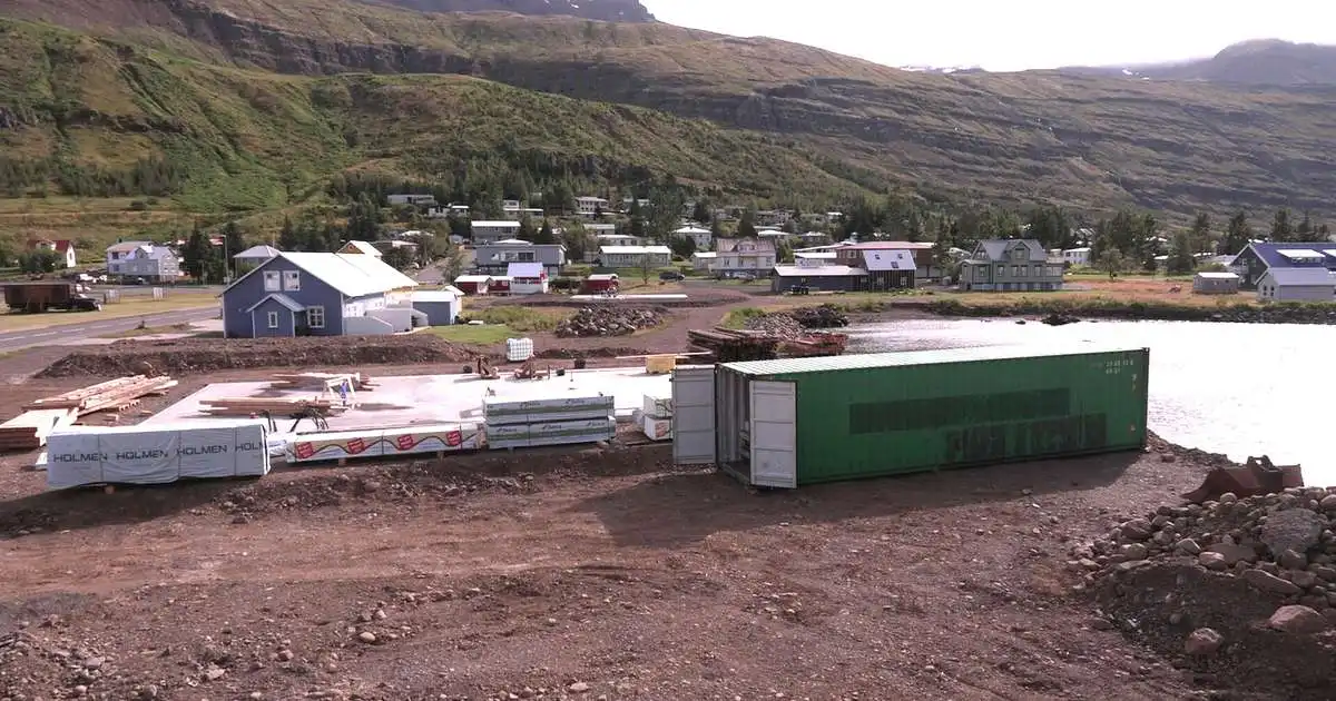 Blendnar tilfinningar að þurfa að færa sögufræg hús á Seyðisfirði
