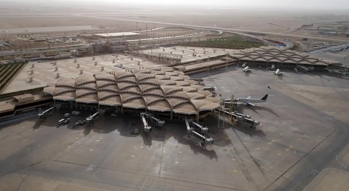 Blóðug árás á alþjóðaflugvöllinn í Riyadh – 12 látnir og yfir 300 særðir
