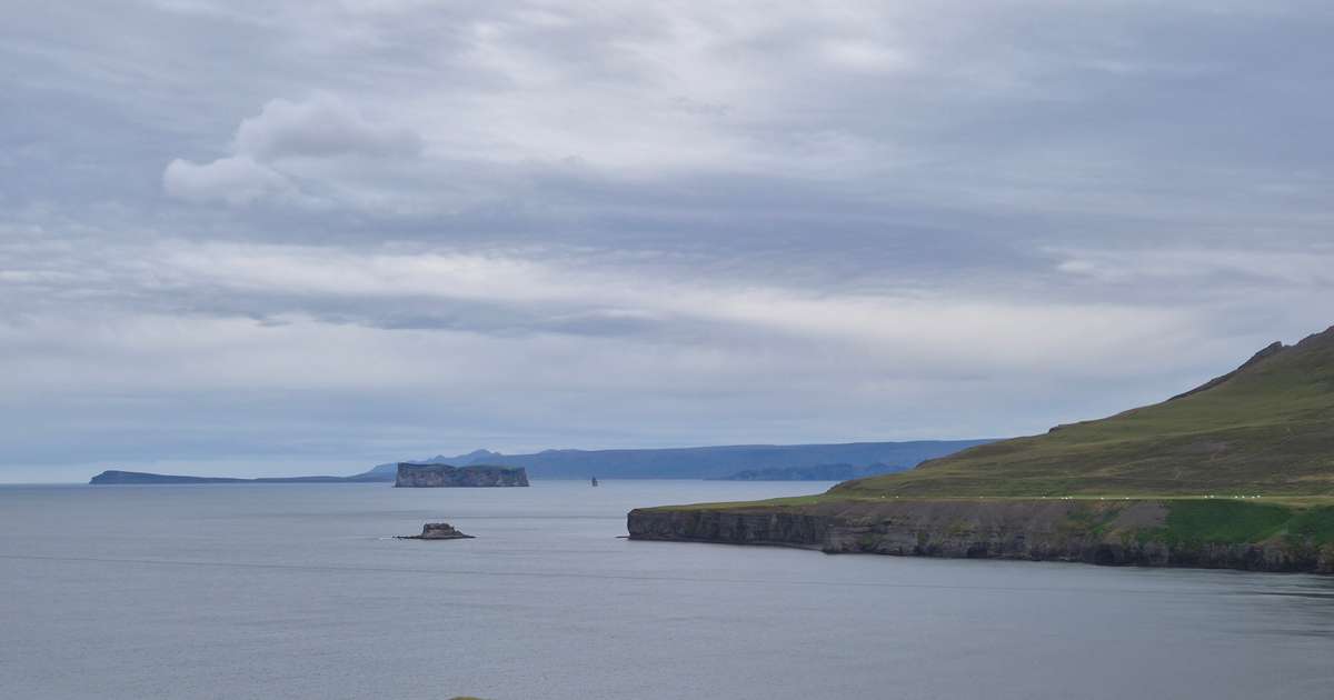 Blotnar aðeins suðvestan til en bjartara norðaustan til