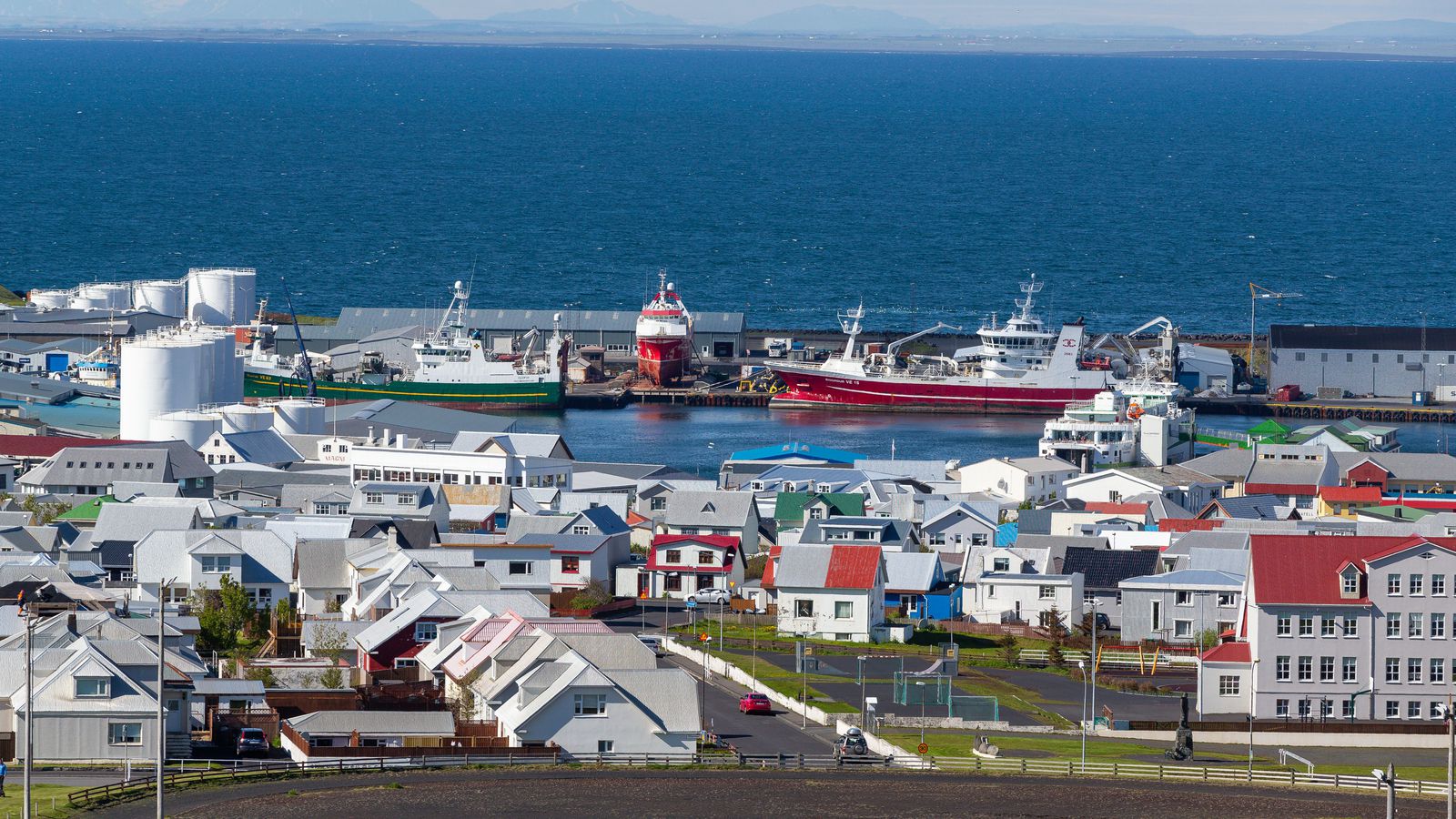 Boða fjölgun flug­ferða á sama tíma og bátsferðir voru felldar niður - Vísir