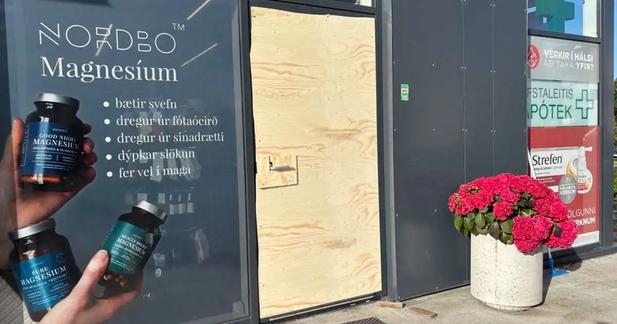 Braust inn í apótek og ók um göngustíga á flótta undan lögreglu