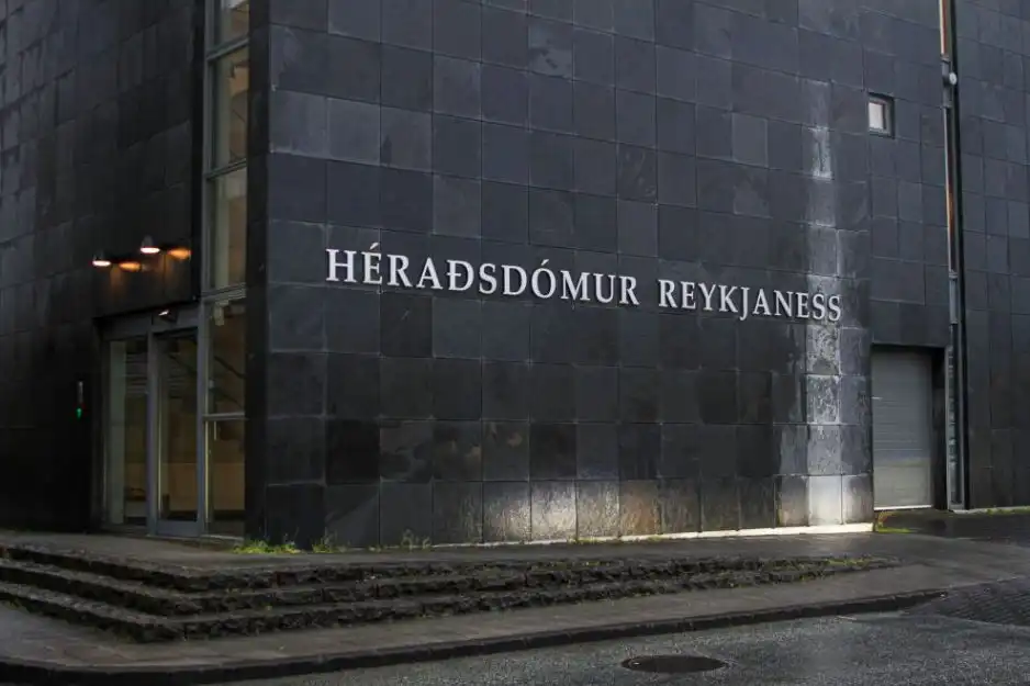 Braut gegn átta stúlkum niður í 12 ára aldur og var með barnaníðsefni í símanum - DV