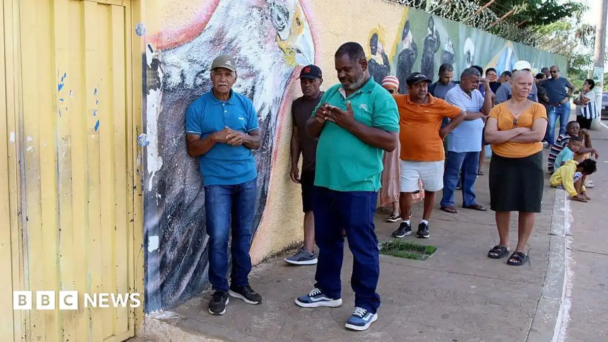 Brazil election: Voters choose between Lula and Bolsonaro's son