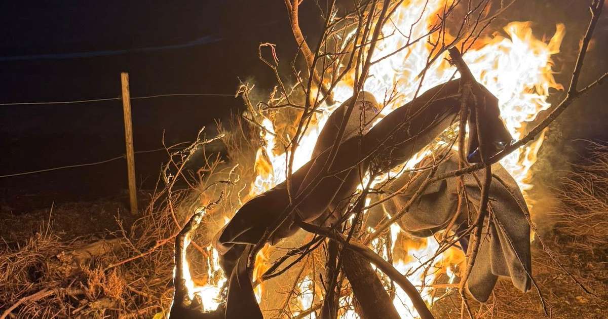 Brenndi gömul jakkaföt á afmælinu