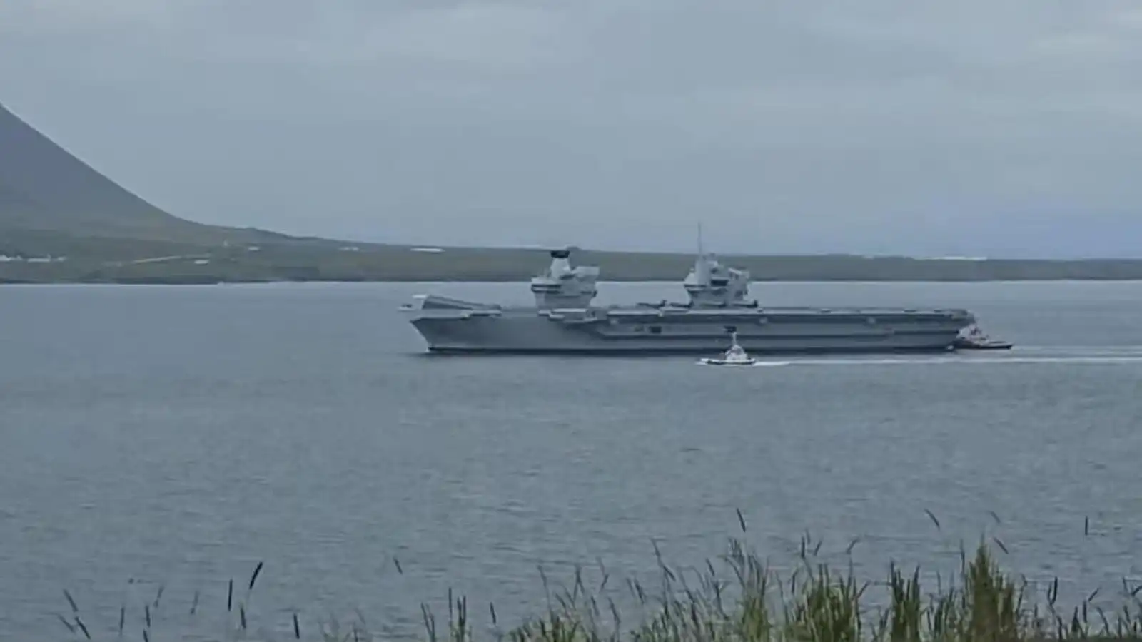 Breskt her­skip siglir um Hval­fjörð - Vísir