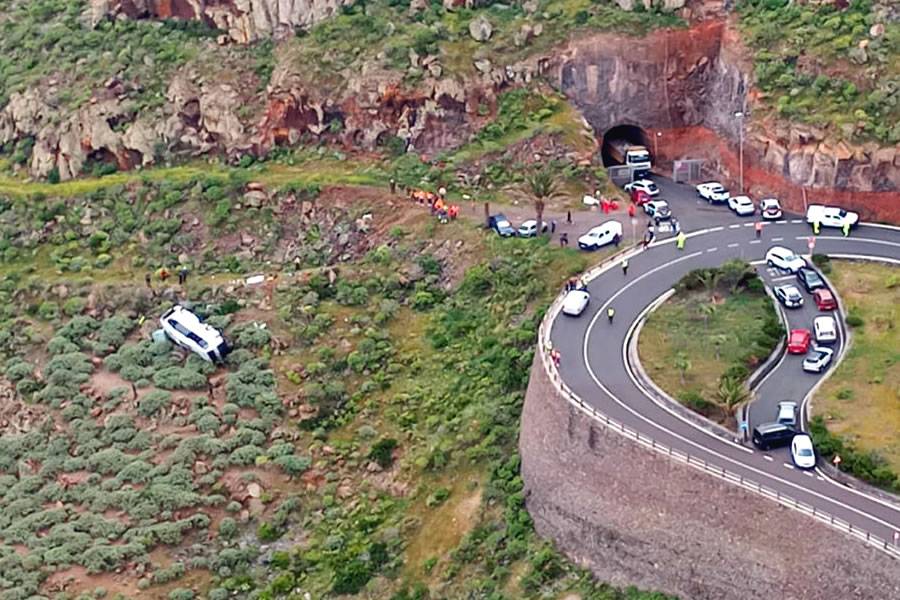British tourist killed and 27 injured as coach full of holidaymakers plunges into a ravine in the Canary Islands