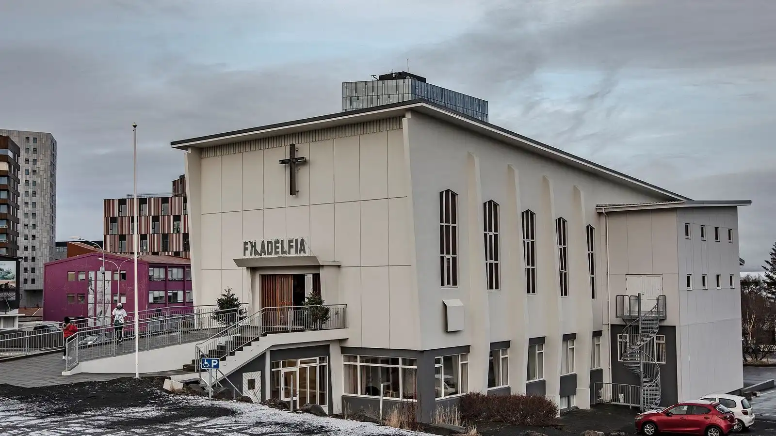 Brotist inn í Fíladelfíuna og gítar stolið - Vísir