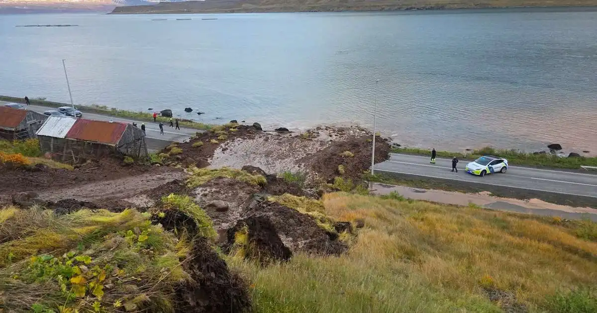 Búið að opna veginn um Eyrarhlíð