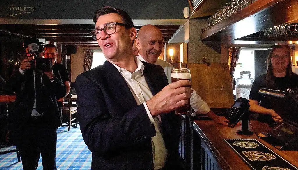 Burnham lækkar skatta á ölkrár og tónleikastaði: „Fyrir mér er þetta okkar menning“