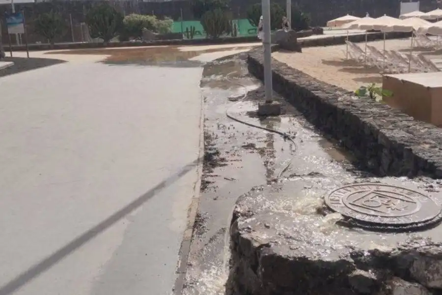 Burst sewage pipe floods Costa Teguise seafront