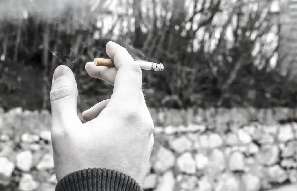 Byrja aftur að reykja til að hætta að veipa – „Þetta er algjörlega galið“
