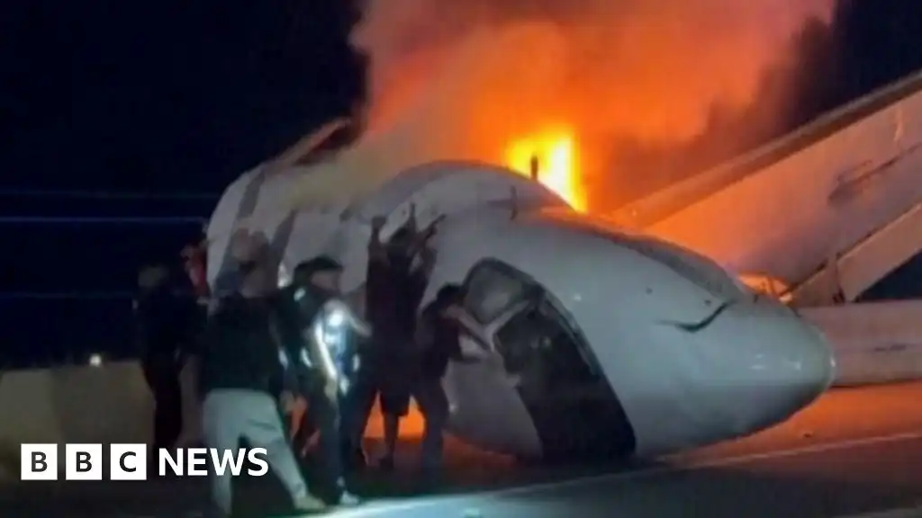Bystanders rush to rescue aircraft passengers after fiery Texas crash