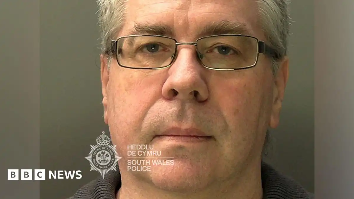 Christopher Phillips kept mum's body in dining room freezer in Porthcawl for years 'couldn't let her go'