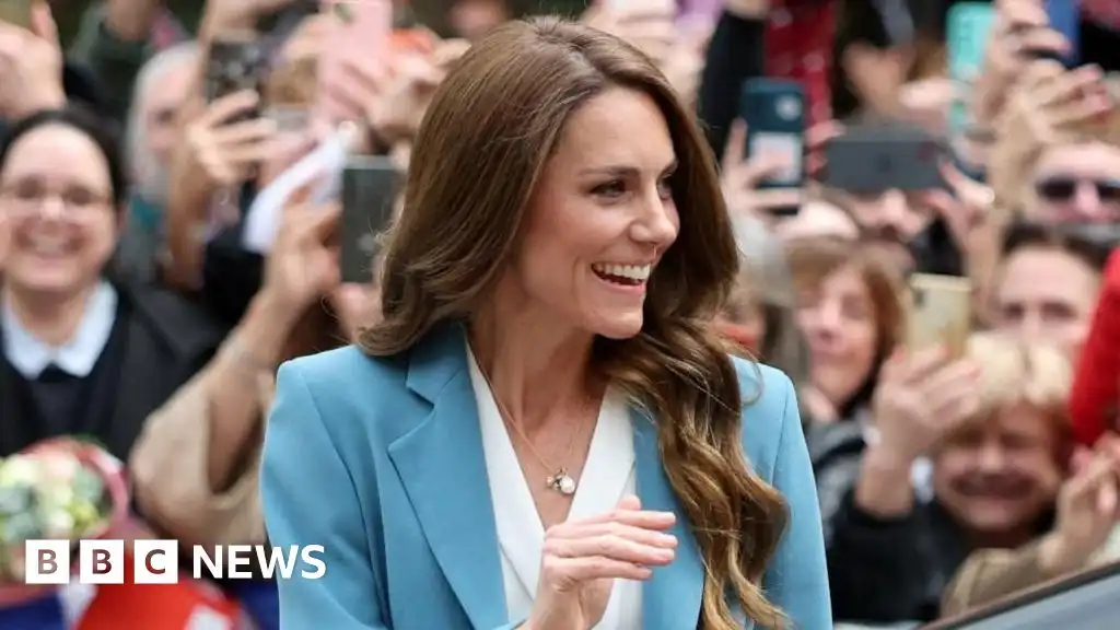 Crowds gathering for Catherine's comeback tour to Italy after cancer diagnosis