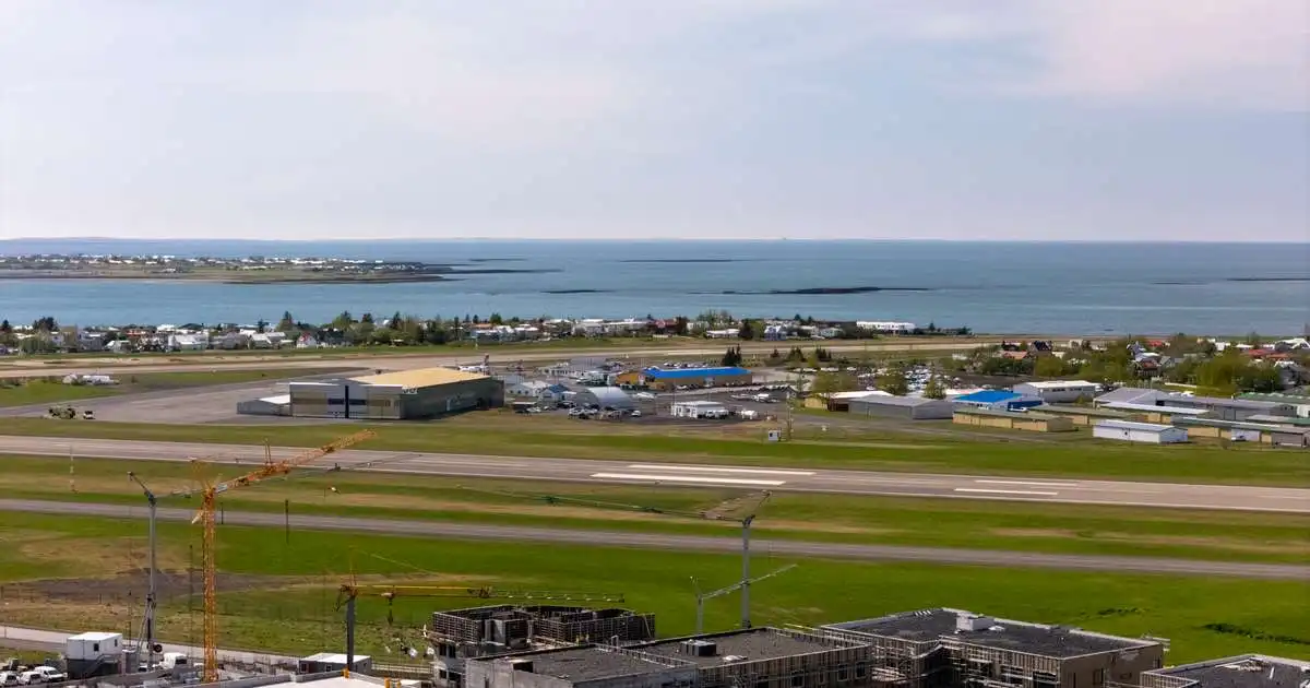 Dekk sprakk við lendingu á Reykjavíkurflugvelli