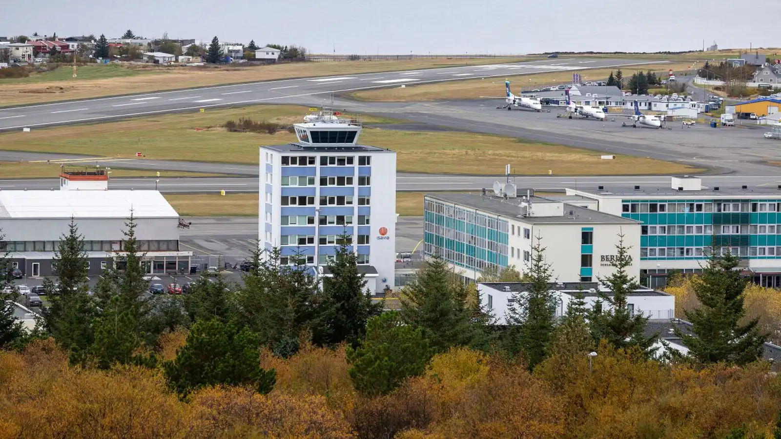 Dekk sprakk við lendingu vélar - Vísir