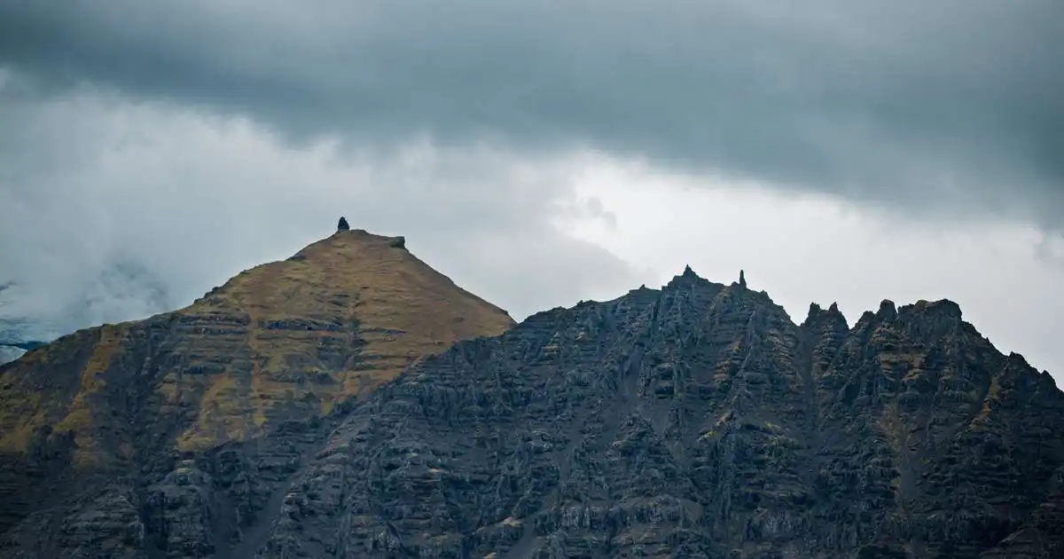 Djúp lægð nálgast landið og viðvaranir í gildi