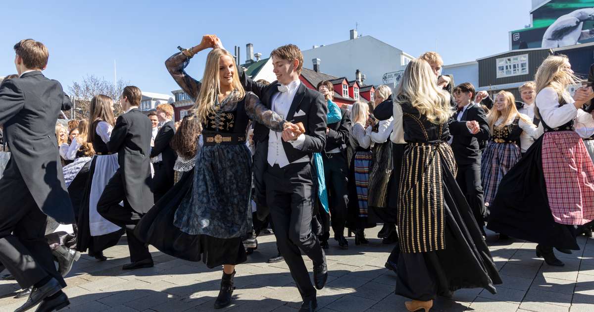 Dönsuðu skottís í peysufötum og anórökkum