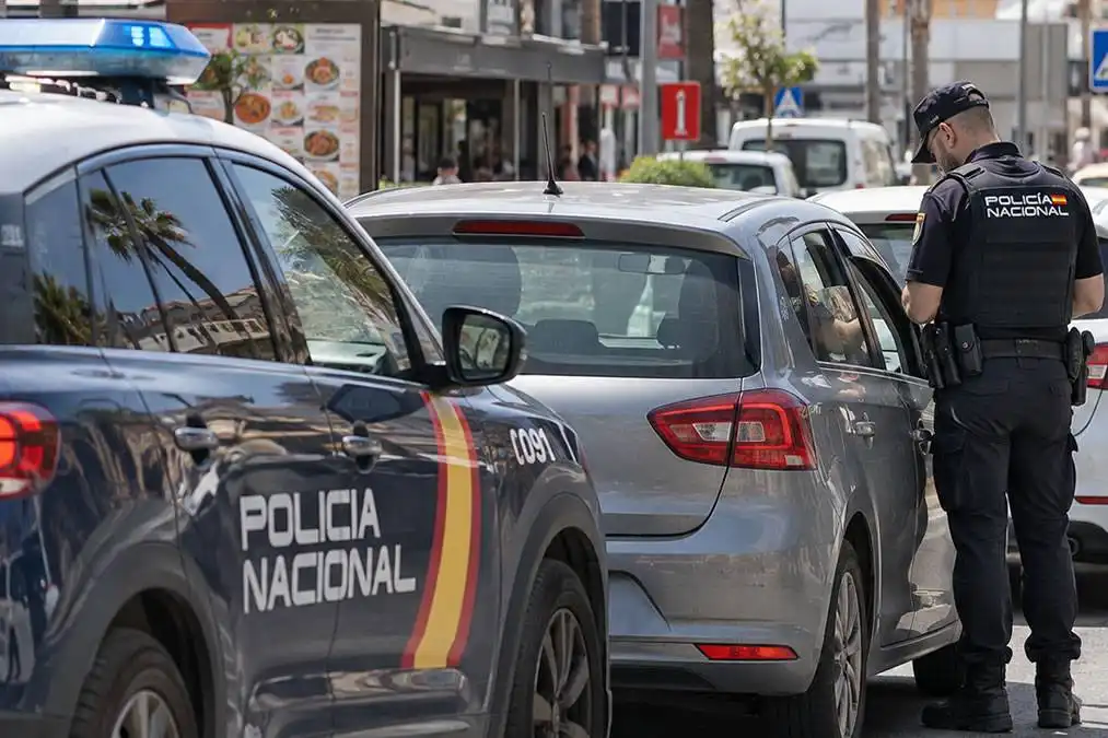 Double-parked car leads to drug dealers arrest in Los Cristianos