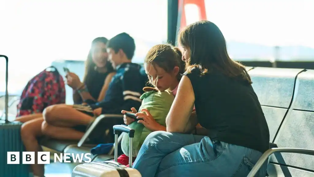 E-gate access to be expanded at UK airports to include younger children