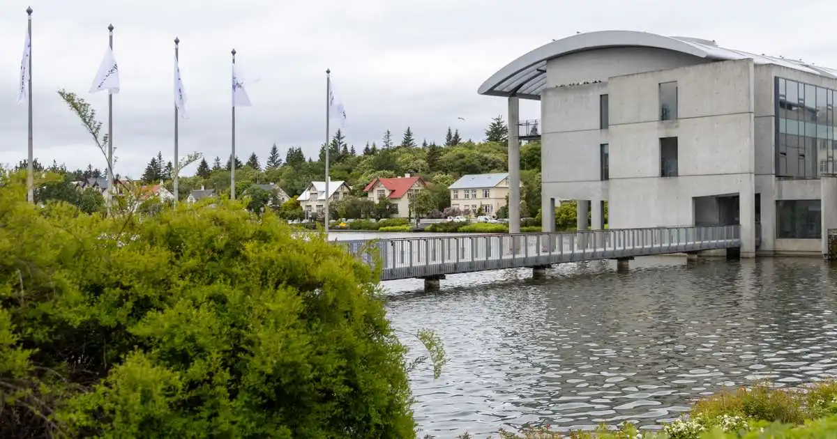 Efast um uppsagnir á sama tíma og styrkja á framlínuþjónustu