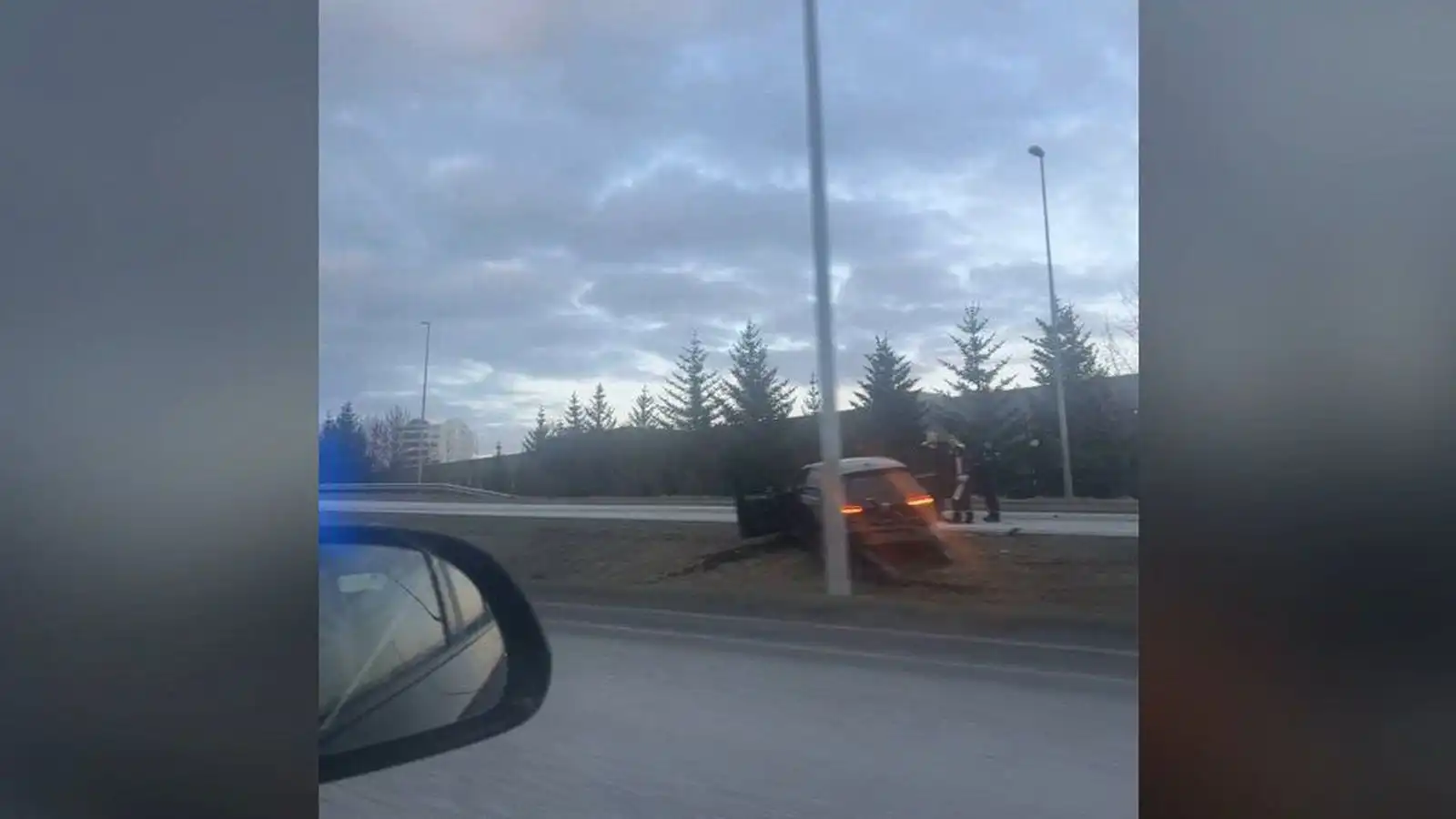 Eftir­för endaði í al­var­legu bíl­slysi á Reykja­nes­braut - Vísir