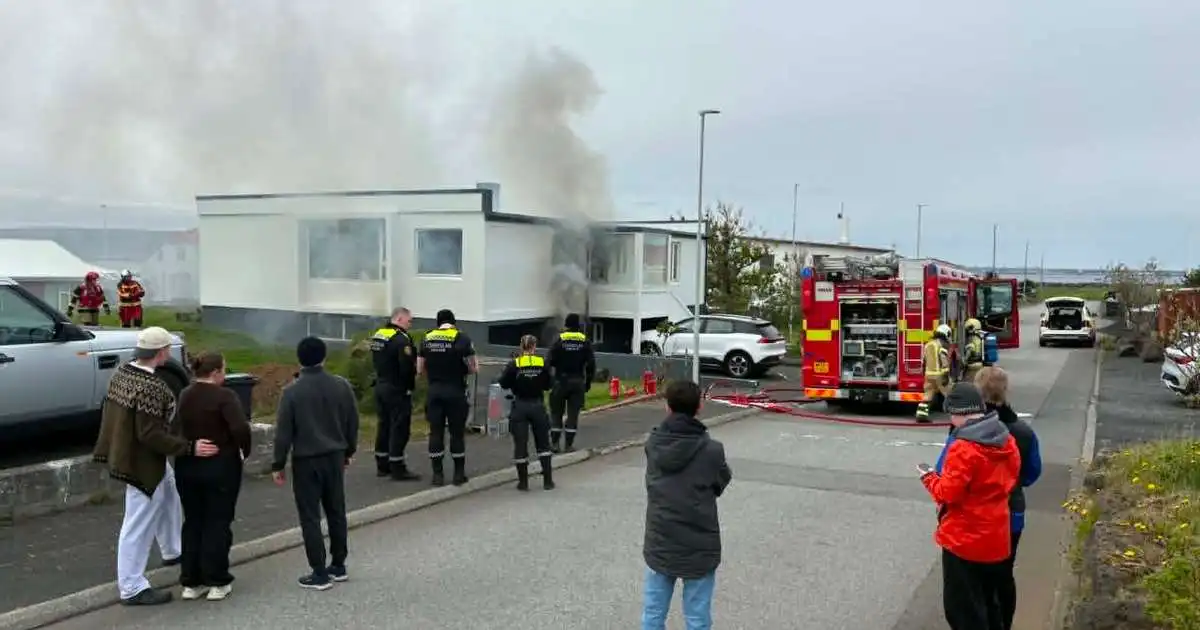 Einn fluttur á heilbrigðisstofnun vegna eldsvoða í Vogum