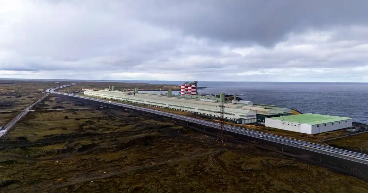Einn fluttur á slysadeild eftir árekstur á Reykjanesbraut